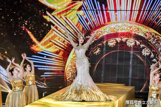 Tống Thiến trở thành Nữ thần Kim Ưng 'bị lỗi' vì bị trang phục 'dìm'