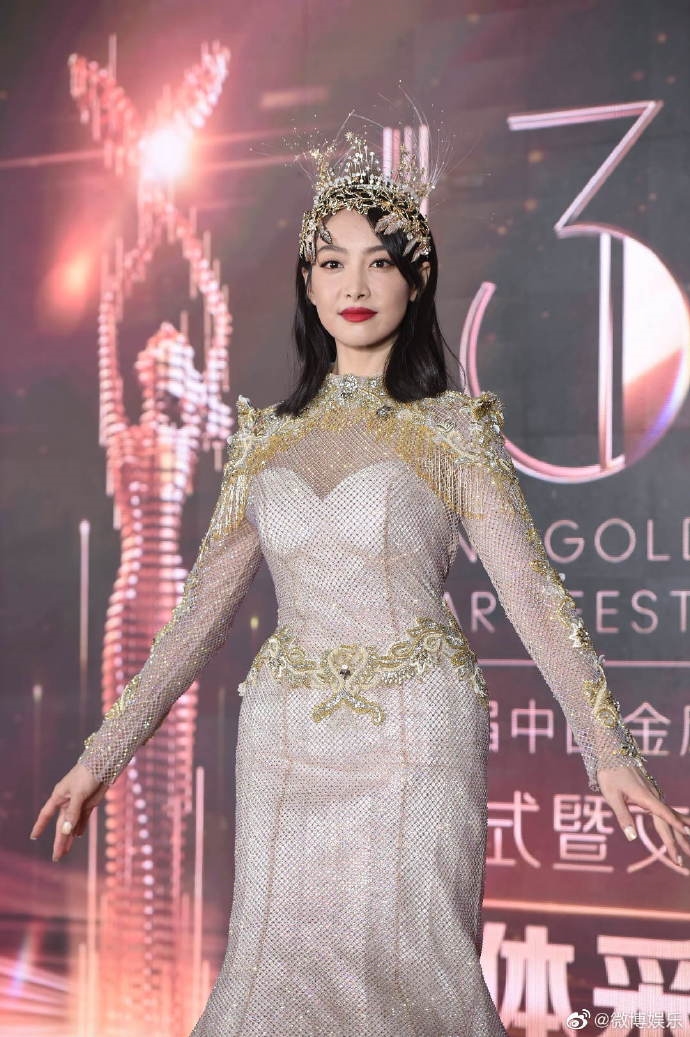 Tống Thiến trở thành Nữ thần Kim Ưng 'bị lỗi' vì bị trang phục 'dìm'