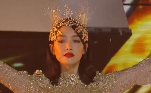 Tống Thiến trở thành Nữ thần Kim Ưng 'bị lỗi' vì bị trang phục 'dìm'