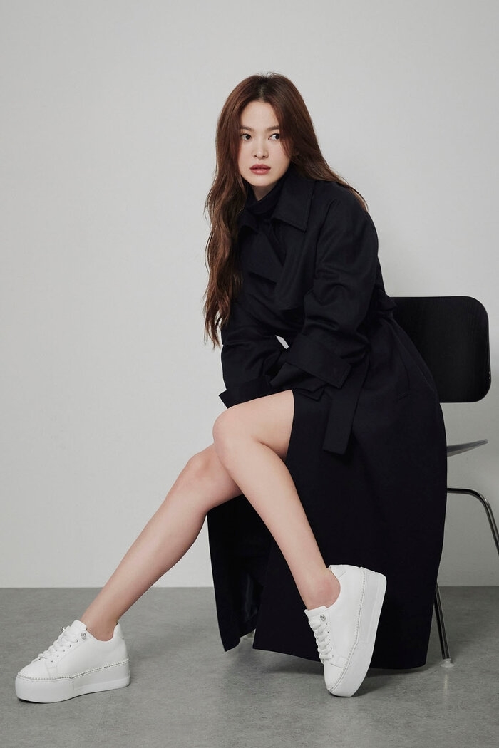 Song Hye Kyo khoe chân nuột nà cuốn hút trong ảnh mới