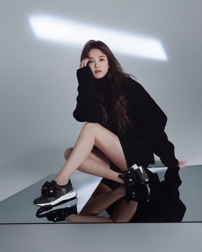 Song Hye Kyo khoe chân nuột nà cuốn hút trong ảnh mới