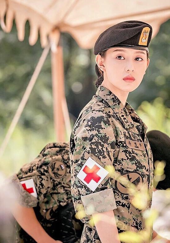 Kim Ji Won tròn 28 tuổi với sự nghiệp hứa hẹn trở thành nữ thần Kbiz