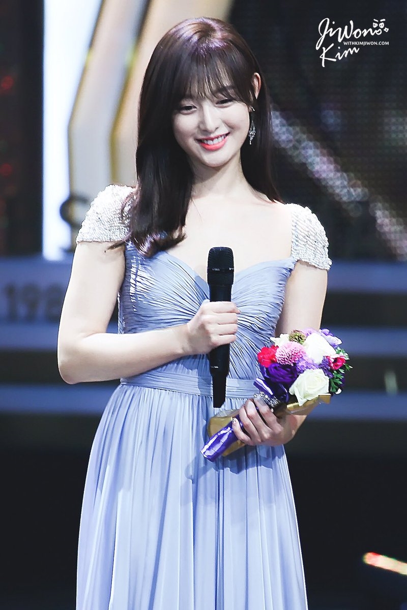 Kim Ji Won tròn 28 tuổi với sự nghiệp hứa hẹn trở thành nữ thần Kbiz