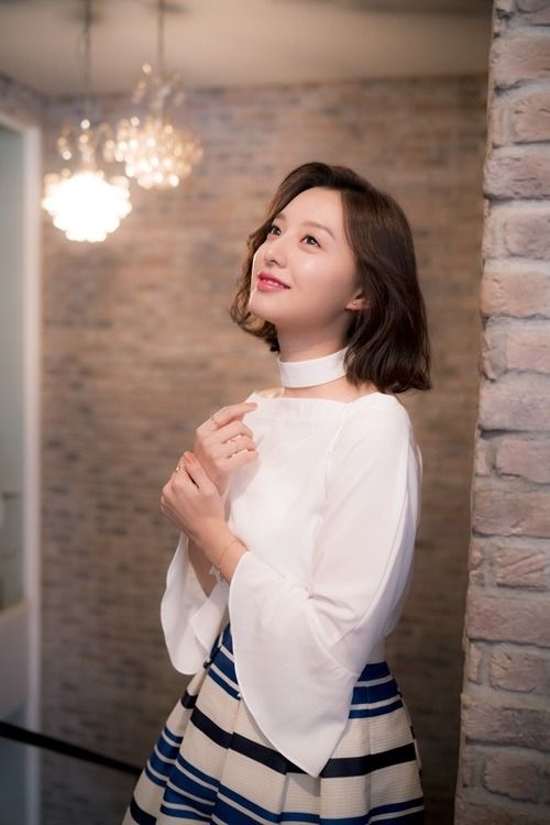 Kim Ji Won tròn 28 tuổi với sự nghiệp hứa hẹn trở thành nữ thần Kbiz
