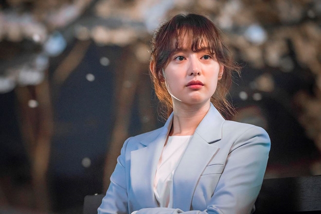 Kim Ji Won tròn 28 tuổi với sự nghiệp hứa hẹn trở thành nữ thần Kbiz