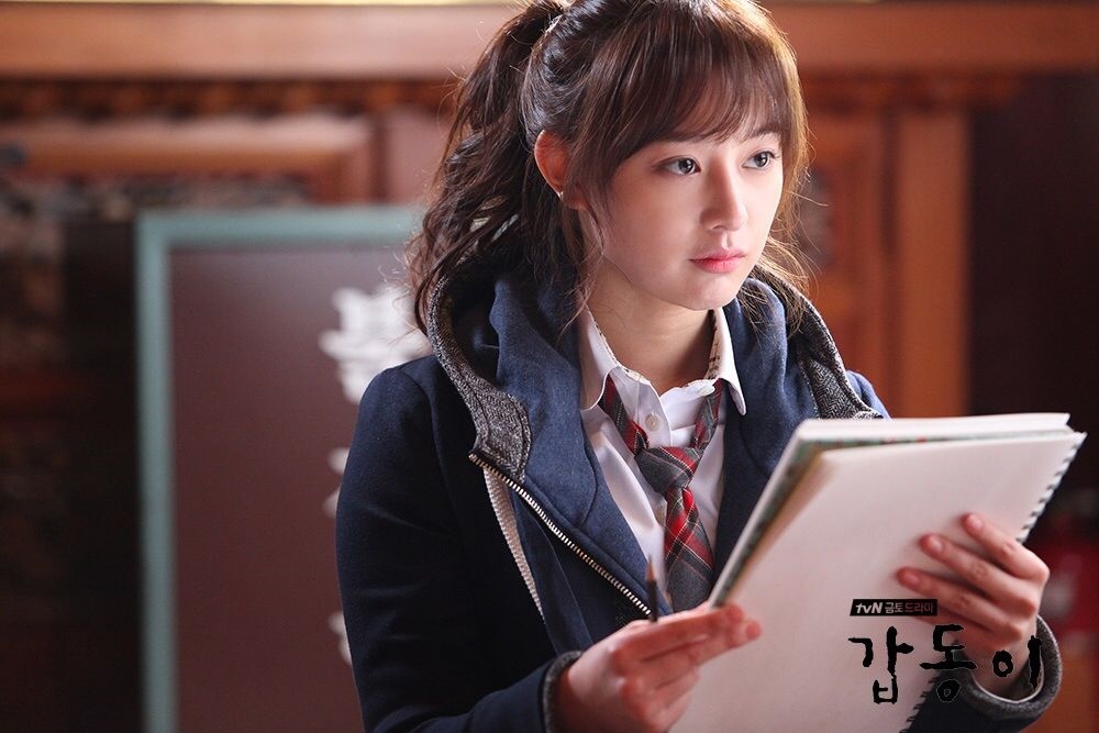 Kim Ji Won tròn 28 tuổi với sự nghiệp hứa hẹn trở thành nữ thần Kbiz