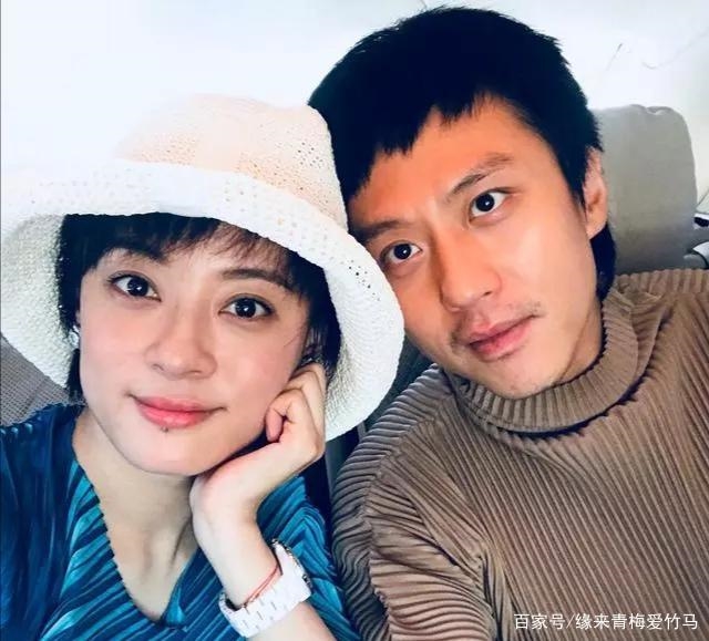 Tôn Lệ, Đặng Siêu tay trong tay cùng đi tham dự sự kiện