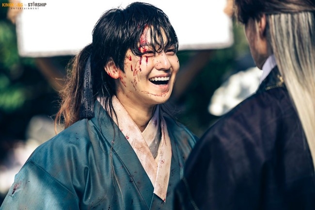 Lee Dong Wook & Kim Bum đẹp ma mị trong ảnh hậu trường 'Hồ Ly'
