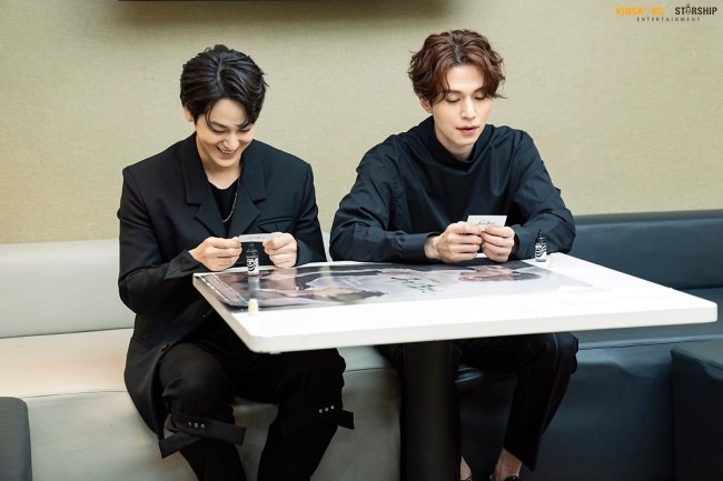 Lee Dong Wook & Kim Bum đẹp ma mị trong ảnh hậu trường 'Hồ Ly'