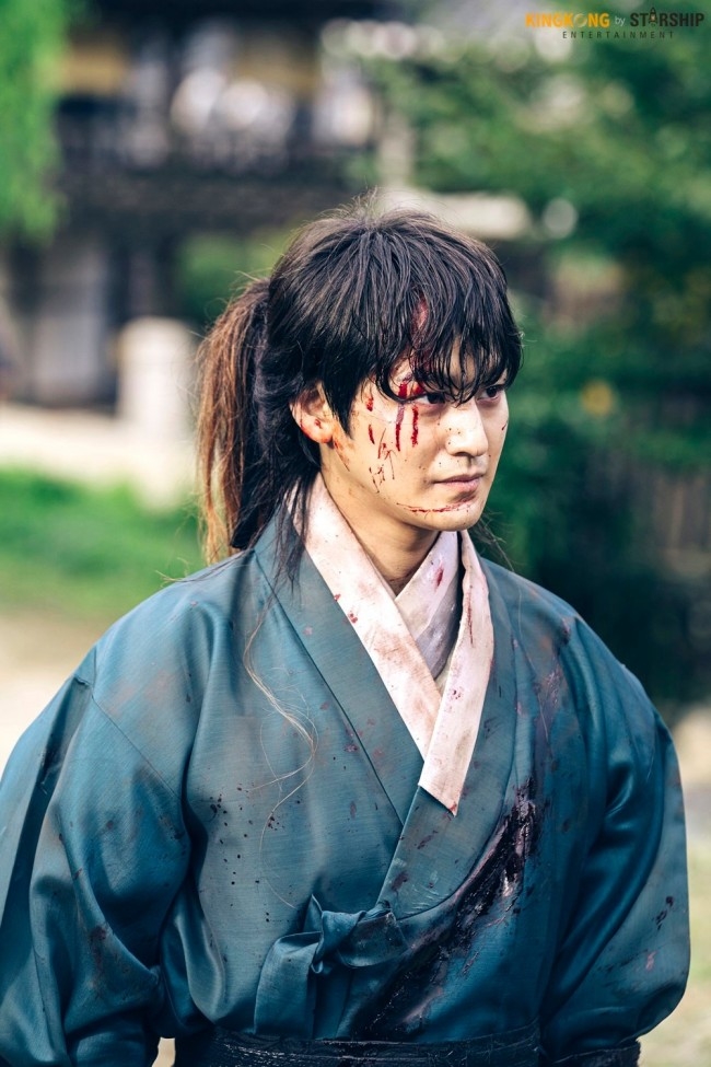 Lee Dong Wook & Kim Bum đẹp ma mị trong ảnh hậu trường 'Hồ Ly'
