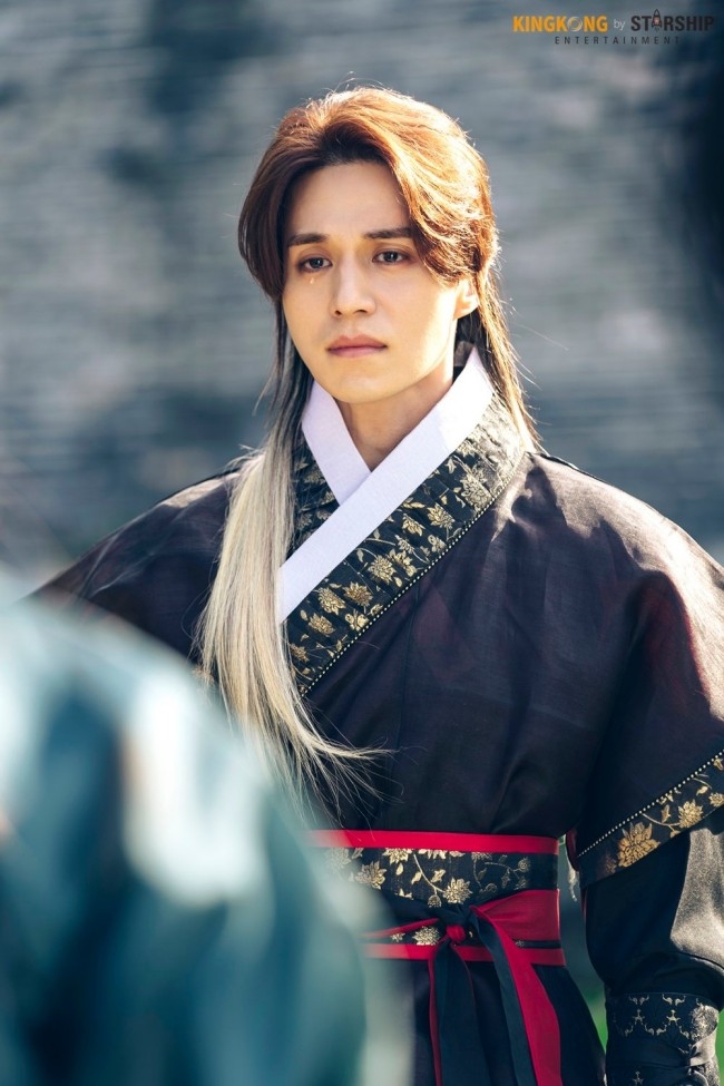 Lee Dong Wook & Kim Bum đẹp ma mị trong ảnh hậu trường 'Hồ Ly'
