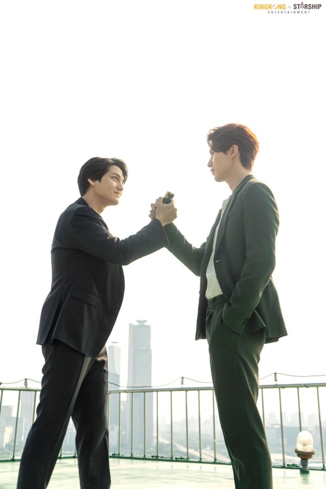 Lee Dong Wook & Kim Bum đẹp ma mị trong ảnh hậu trường 'Hồ Ly'