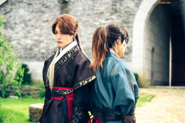Lee Dong Wook & Kim Bum đẹp ma mị trong ảnh hậu trường 'Hồ Ly'