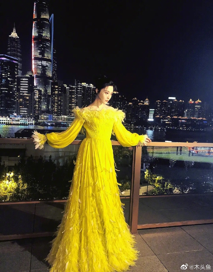 Phạm Băng Băng 'fail lòi' vì phong cách xưa với xường xám sequin