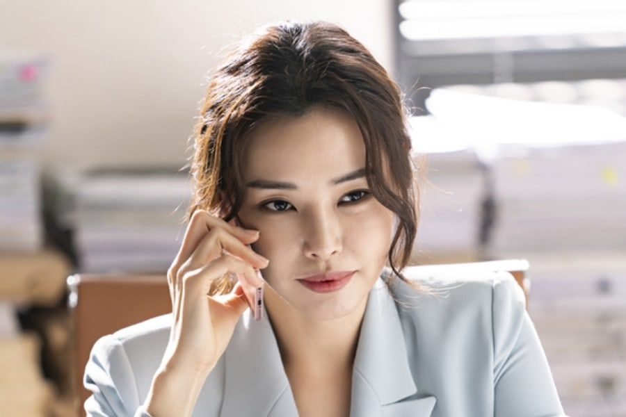 Yoo In Na, Kim Ji Won tỏa sáng sau khi thoát kiếp 'nữ phụ làm nền'