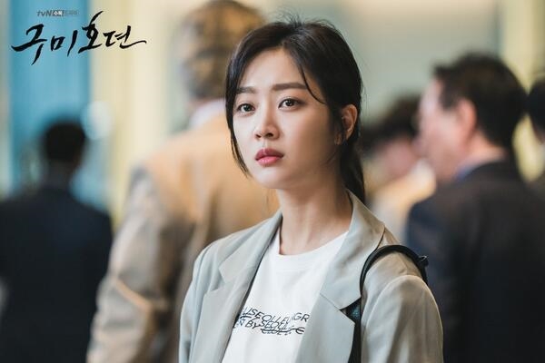 Yoo In Na, Kim Ji Won tỏa sáng sau khi thoát kiếp 'nữ phụ làm nền'