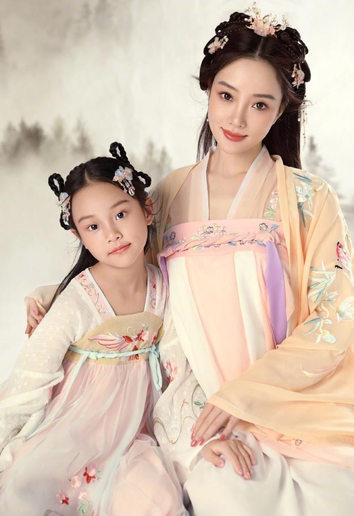 Giả Nãi Lượng khoe khoảnh khắc hiếm hoi bên con gái
