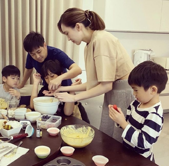 Lâm Chí Dĩnh lại 'gây bão' với nhan sắc không tuổi khi đi họp lớp
