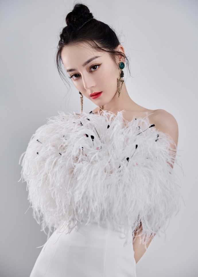 Địch Lệ Nhiệt Ba sắp rời Gia Hành, fan tổ chức ăn mừng