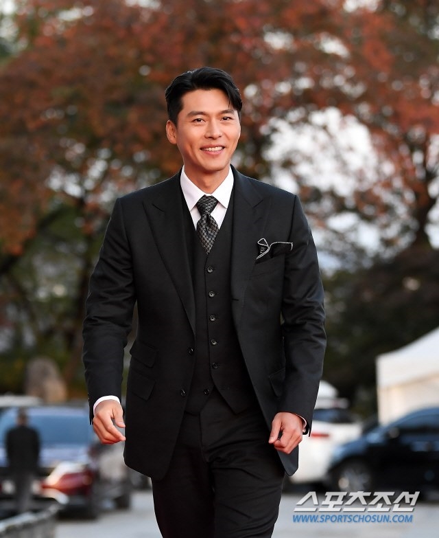 Hyun Bin, Kang Ha Neul, Kim Hee Ae đổ bộ thảm đỏ sự kiện khủng