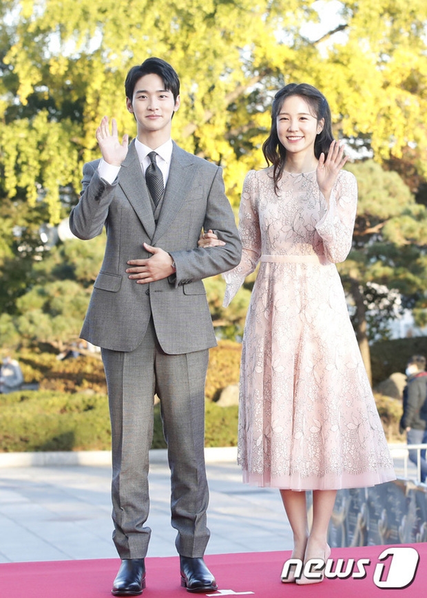 Hyun Bin, Kang Ha Neul, Kim Hee Ae đổ bộ thảm đỏ sự kiện khủng