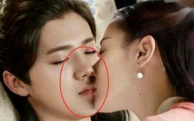 Vương Nhất Bác và những ngôi sao Cbiz trao nụ hôn đầu trên màn ảnh
