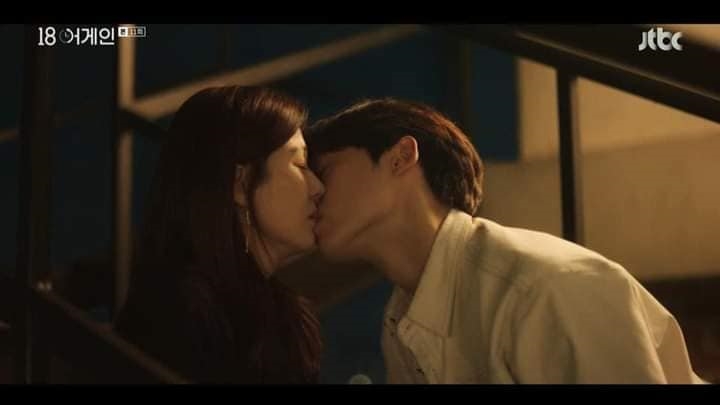 Lee Do Hyun - Kim Ha Neul làm fan bất ngờ với nụ hôn trong phim