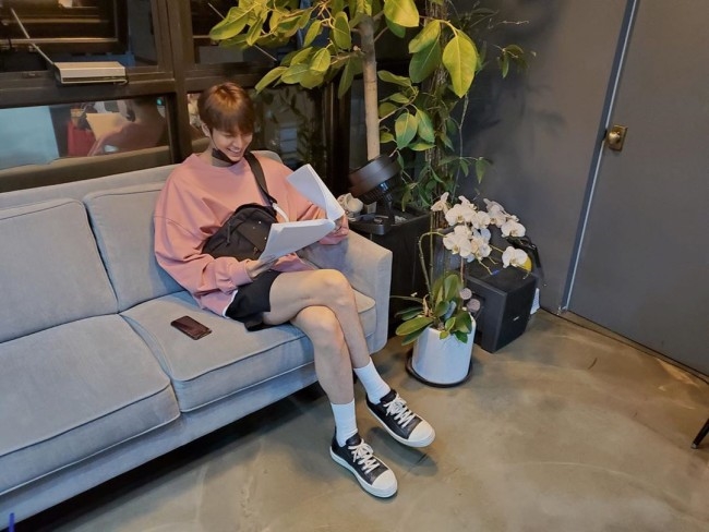 Lee Min Ho mặc quần đùi, đi dép lào khiến fan thích thú