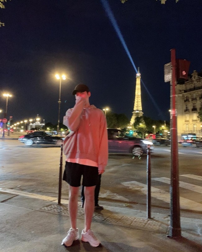 Lee Min Ho mặc quần đùi, đi dép lào khiến fan thích thú