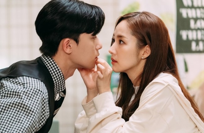Park Min Young - Park Seo Joon bị nghi hẹn hò vì trạng thái MXH mới