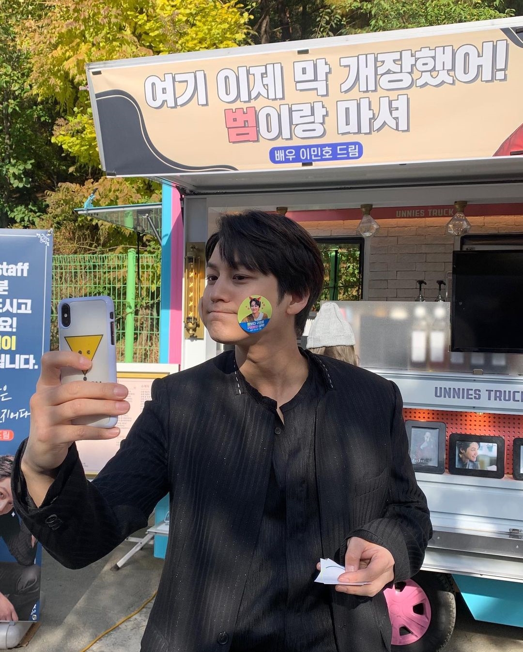 Kim Bum đăng ảnh cảm ơn quà Lee Min Ho gửi tặng tới phim trường