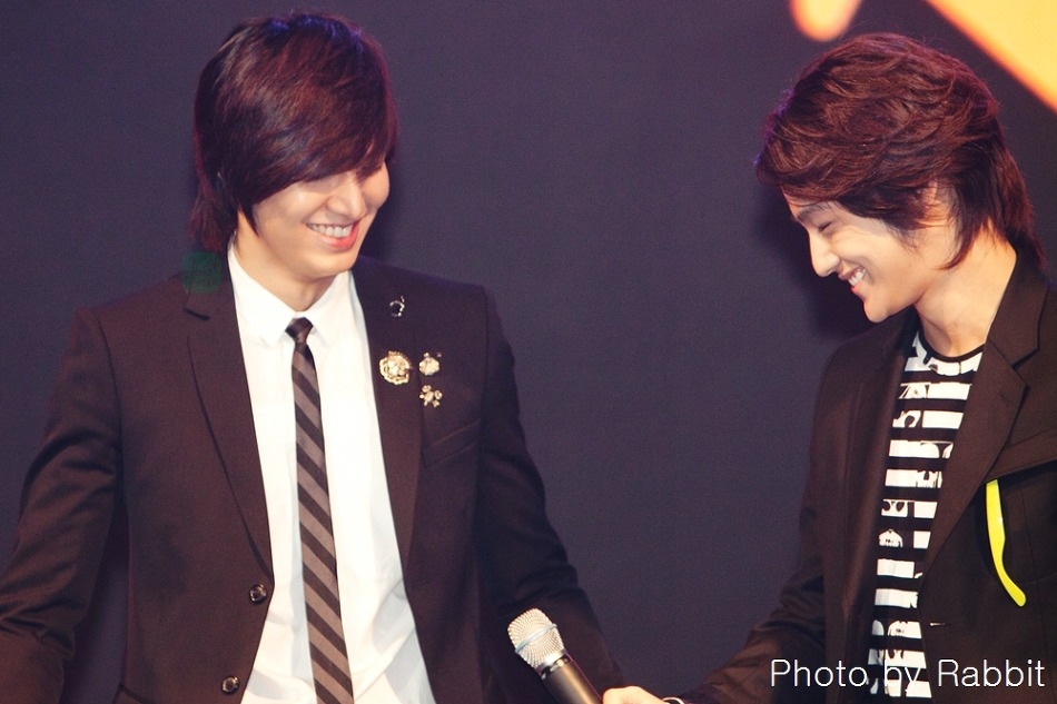 Kim Bum đăng ảnh cảm ơn quà Lee Min Ho gửi tặng tới phim trường