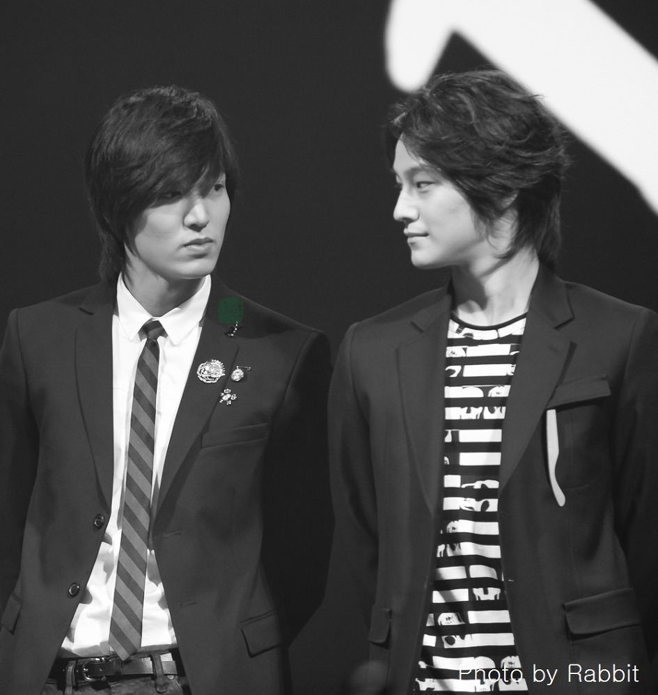 Kim Bum đăng ảnh cảm ơn quà Lee Min Ho gửi tặng tới phim trường