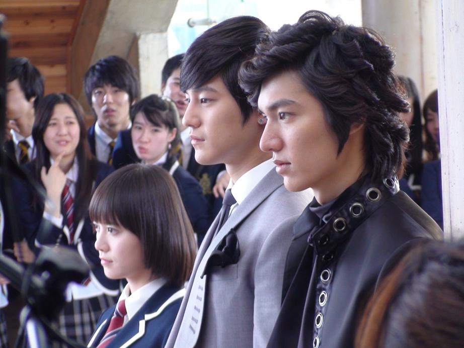 Kim Bum đăng ảnh cảm ơn quà Lee Min Ho gửi tặng tới phim trường