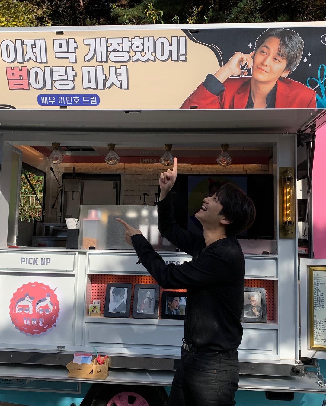 Kim Bum đăng ảnh cảm ơn quà Lee Min Ho gửi tặng tới phim trường