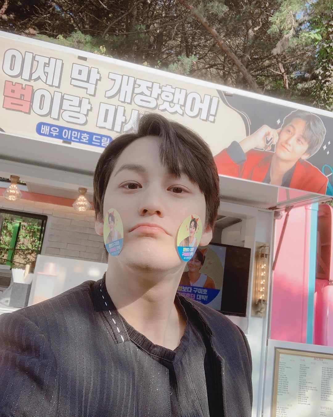 Kim Bum đăng ảnh cảm ơn quà Lee Min Ho gửi tặng tới phim trường