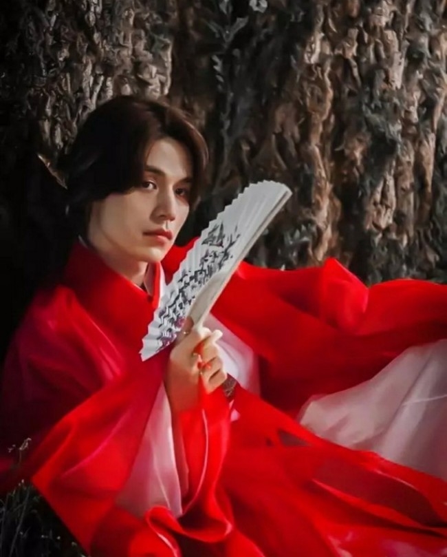 Lee Dong Wook gửi quà ủng hộ phim mới của Im Si Wan