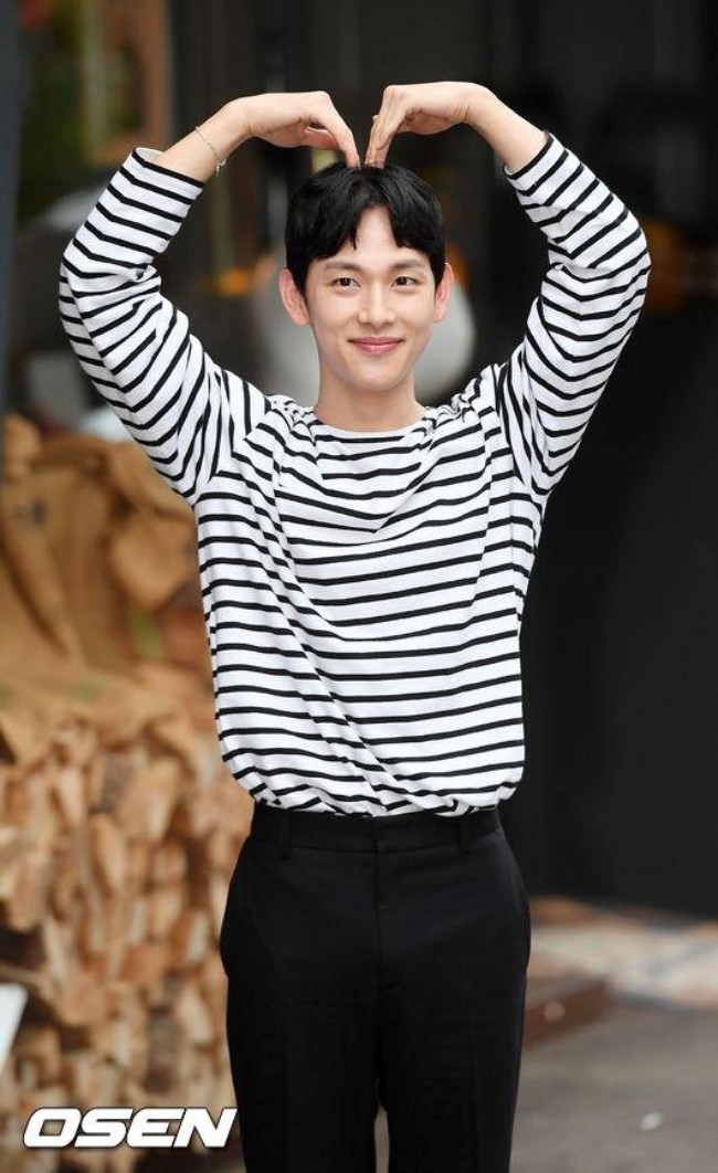 Lee Dong Wook gửi quà ủng hộ phim mới của Im Si Wan