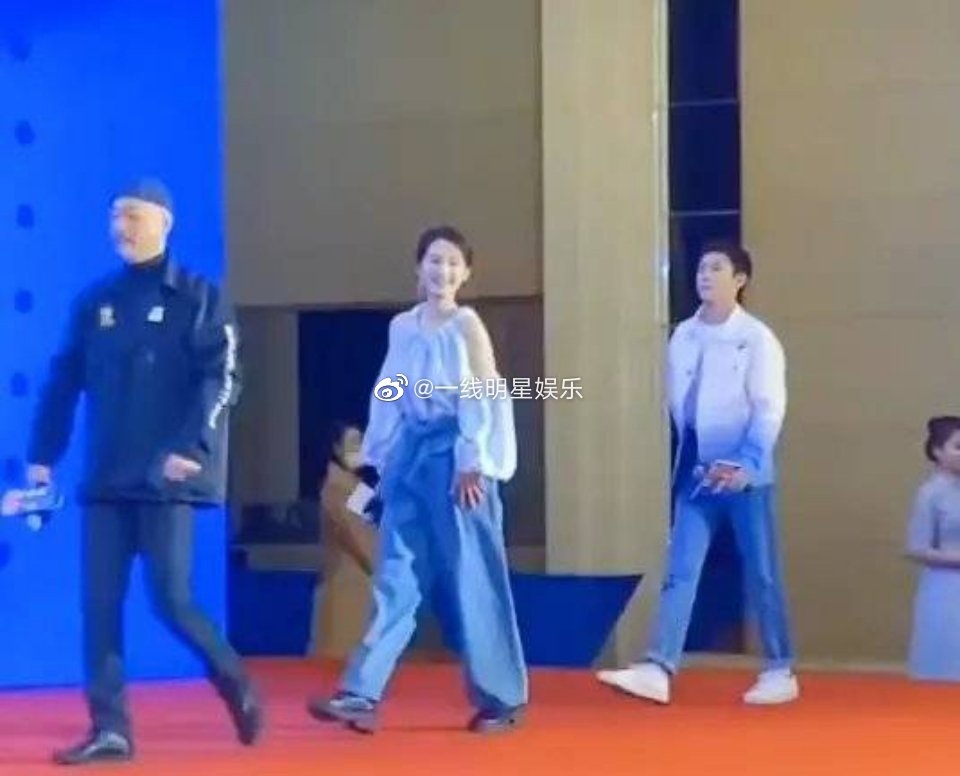 Lý Thấm như tăng thêm cả chục ký vì bộ trang phục rộng thùng thình