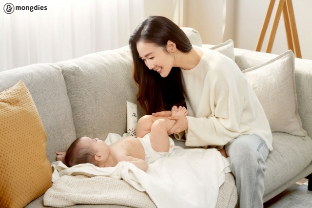 Choi Ji Woo lộ diện hậu sinh con đầu lòng, khoe nhan sắc không tuổi