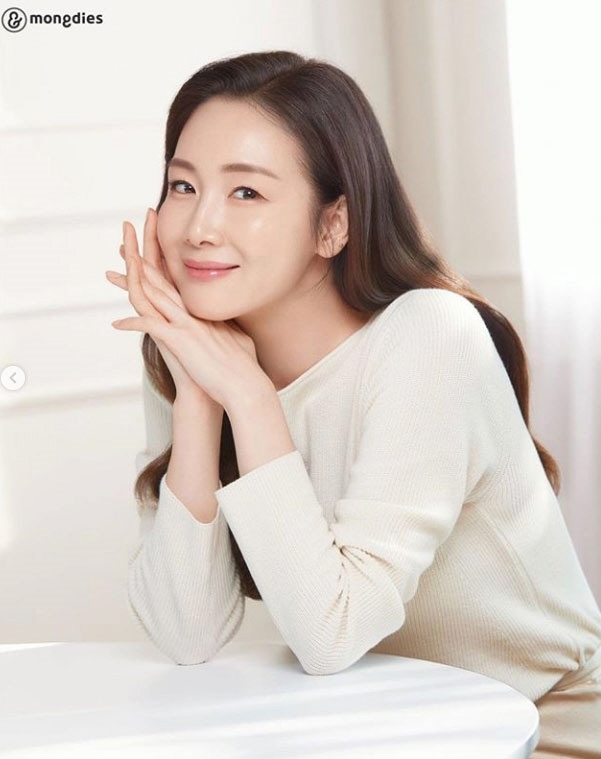 Choi Ji Woo lộ diện hậu sinh con đầu lòng, khoe nhan sắc không tuổi