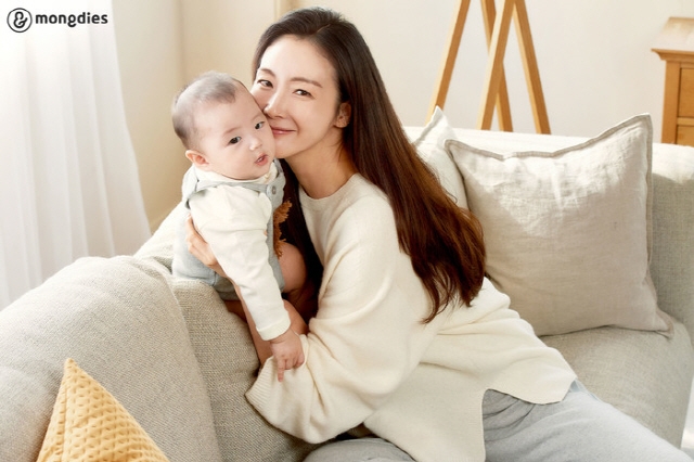 Choi Ji Woo lộ diện hậu sinh con đầu lòng, khoe nhan sắc không tuổi