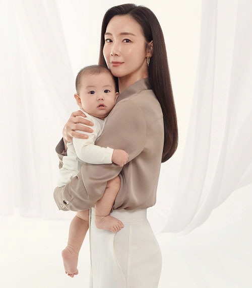 Choi Ji Woo lộ diện hậu sinh con đầu lòng, khoe nhan sắc không tuổi