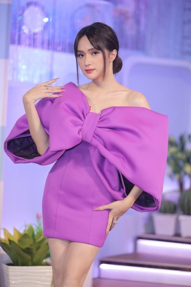 Hương Giang lại mặc trang phục lồng lộn khi lên sóng truyền hình