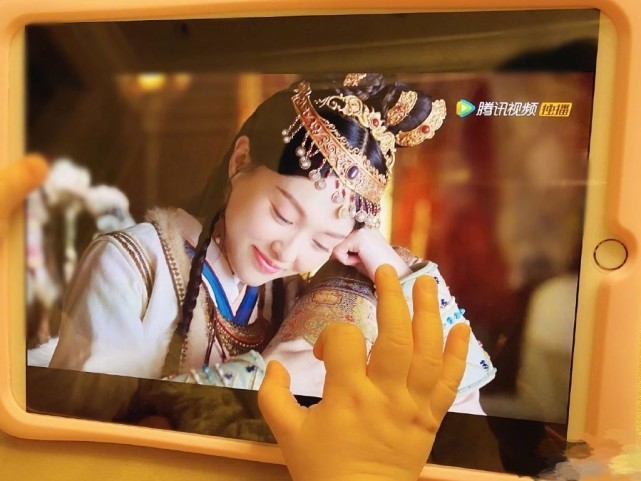 Con gái Đường Yên ủng hộ phim của mẹ, Băng Phạm lên núi cầu phúc