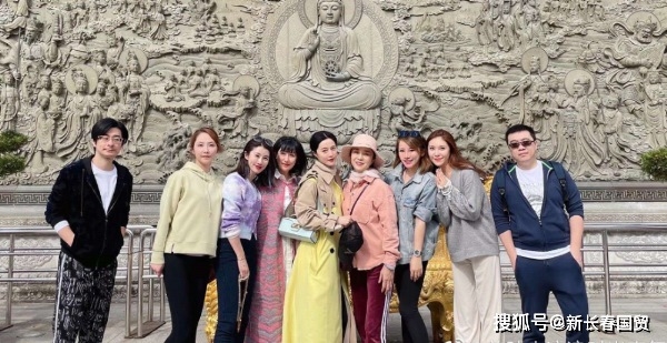 Con gái Đường Yên ủng hộ phim của mẹ, Băng Phạm lên núi cầu phúc