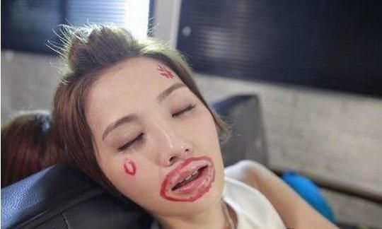 Triệu Lệ Dĩnh và dàn sao Cbiz trót ngủ quên khi lũ bạn còn thức