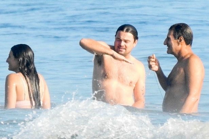 Leonardo DiCaprio khoe dáng “phì nhiêu' ngoài bãi biển