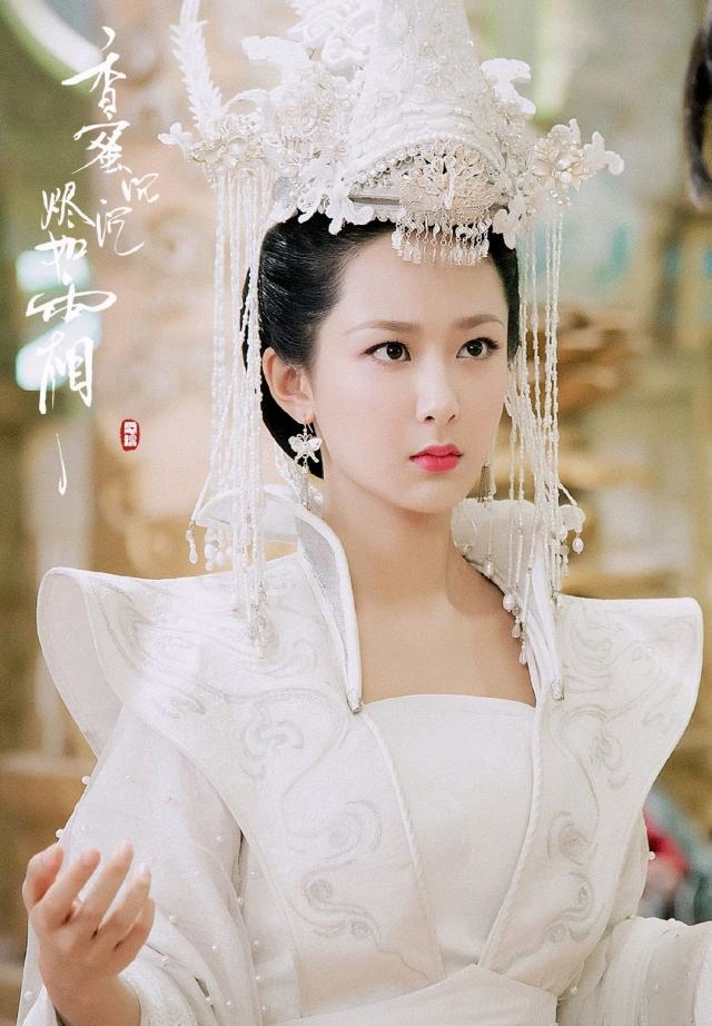 Triệu Lệ Dĩnh và dàn mỹ nhân Cbiz không diện váy đỏ khi làm tân nương