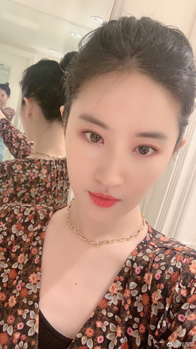 Tăng Vỹ Quyền của TVB mất vì bệnh, Lưu Diệc Phi lộ diện hậu cách ly